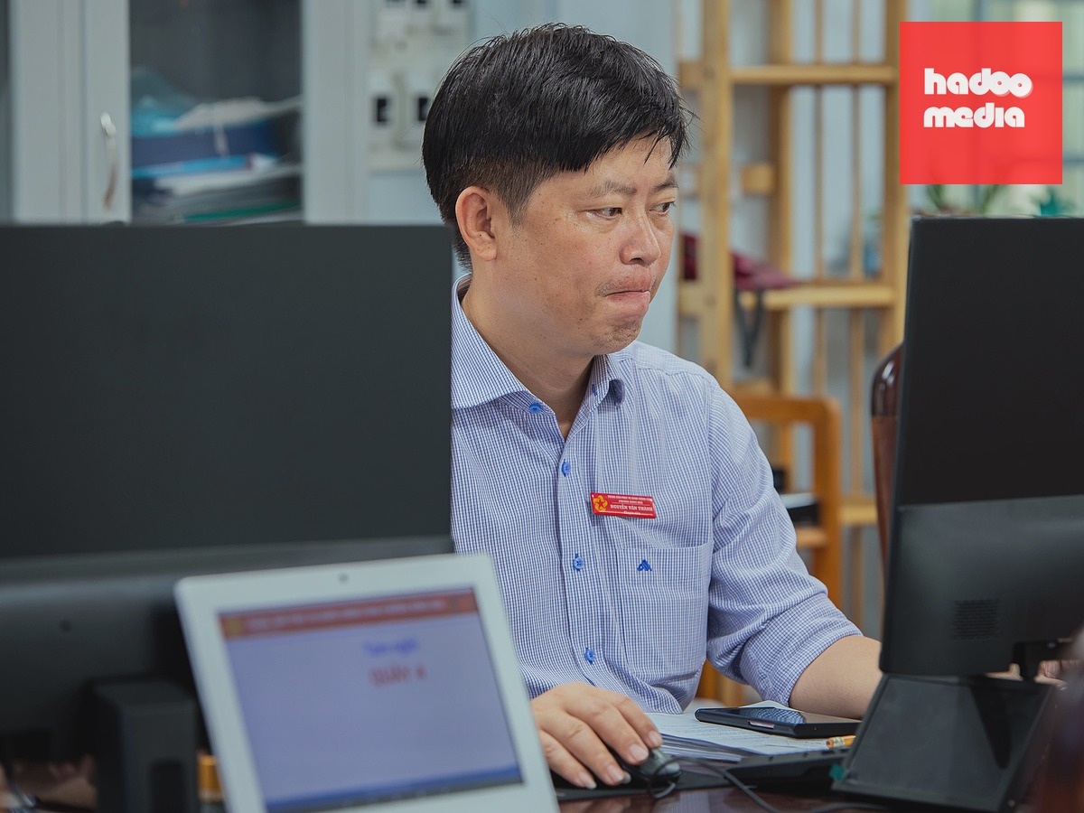 Cán bộ làm việc Trung tâm phục vụ hành chính công phường Đông Hòa, TP HCM. Ảnh: Phùng Tiên