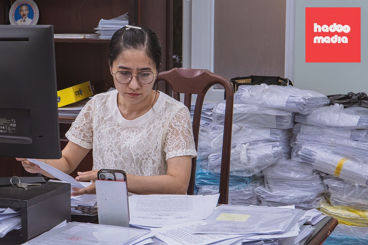 Cán bộ xã Nhà Bè, TP HCM, tháng 6/2026. Ảnh: Phùng Tiên