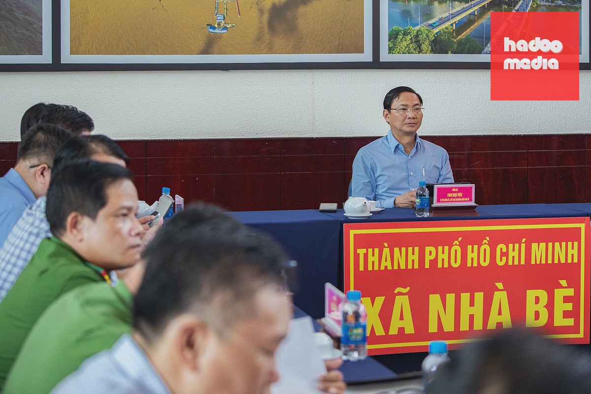 Cán bộ xã Nhà Bè, TP HCM, tháng 6/2026. Ảnh: Phùng Tiên