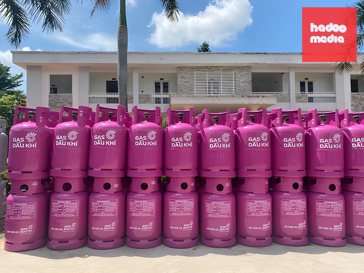 Cùng một thời điểm, cùng loại bình gas 12kg nhưng mức chênh lệch giữa các hãng lên tới gần 145.000 đồng/bình - Ảnh: DNCC
