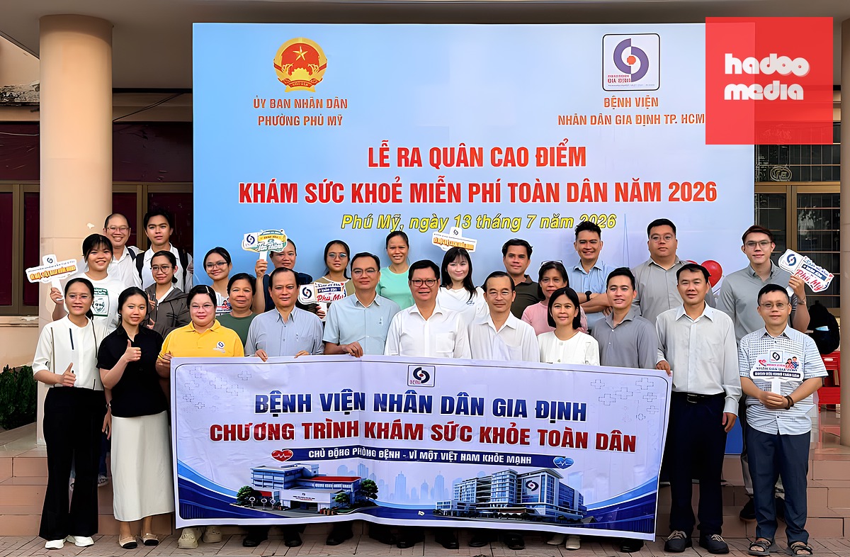 Bệnh viện Nhân dân Gia Định đã ký kết hợp đồng và chính thức ra quân khám sức khỏe người dân phường Phú Mỹ - Ảnh: SỞ Y TẾ TP.HCM CUNG CẤP