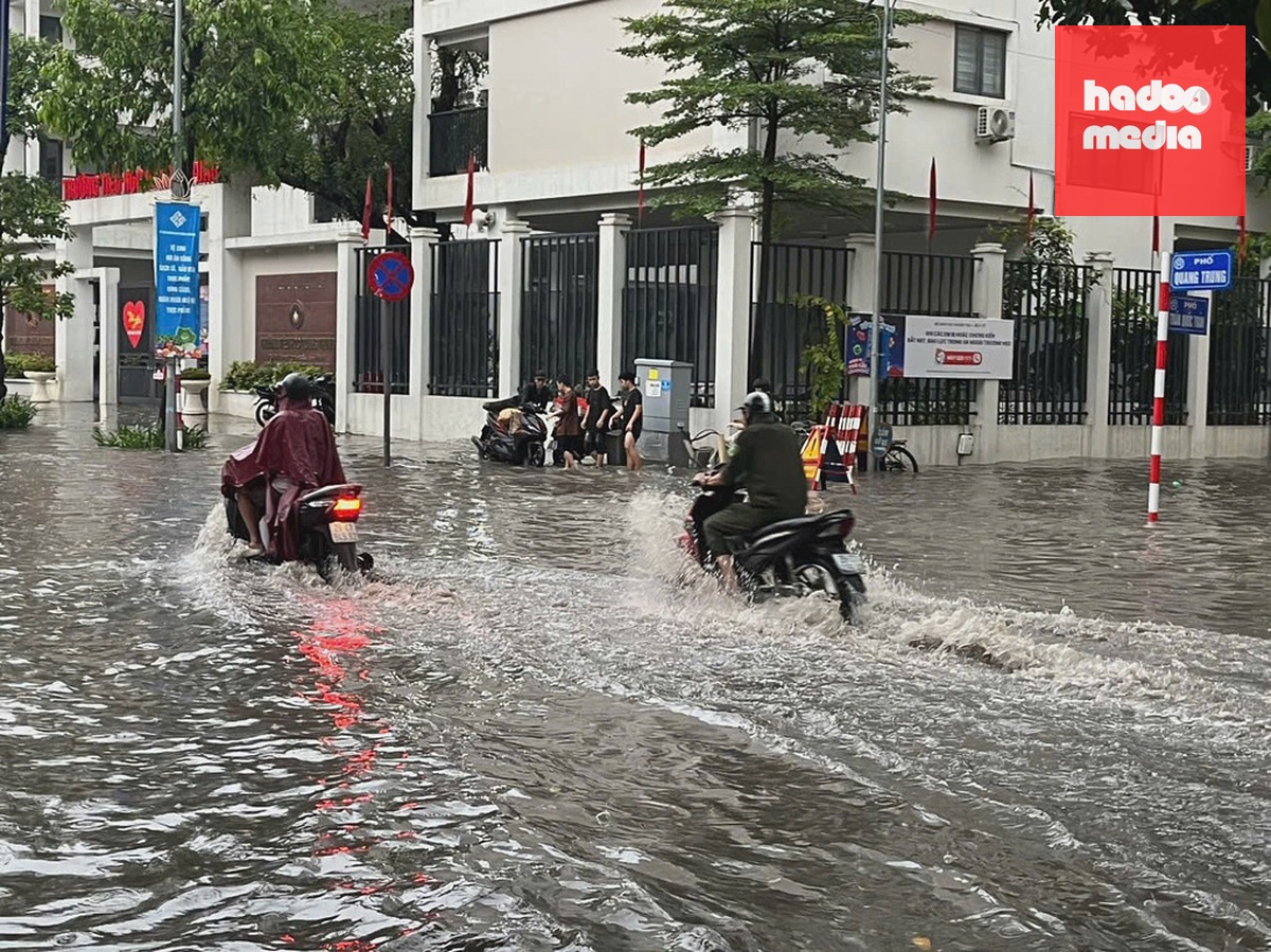 Nước dềnh trên phố Quang Trung sau trận mưa chiều 9/7. Ảnh: Anh Tuấn