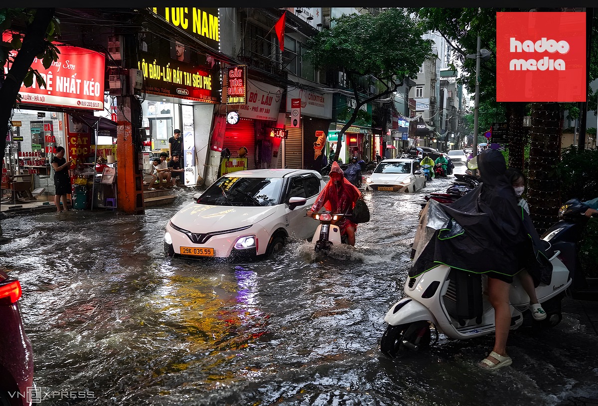 Tuyến phố Nguyễn Huy Tưởng dềnh nước sau trận mưa chiều tối 10/7. Ảnh: Hoàng Giang