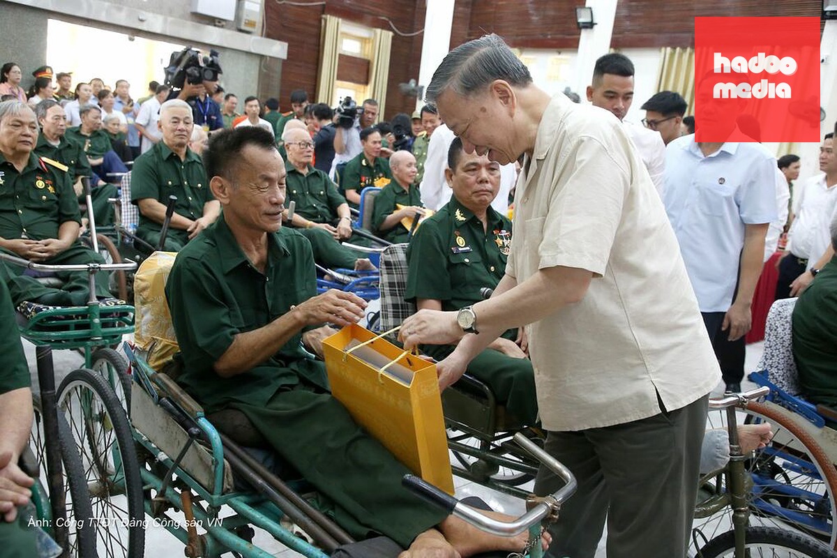 Tổng Bí thư, Chủ tịch nước Tô Lâm tặng quà thương binh, bệnh binh tại Trung tâm Điều dưỡng thương binh Thuận Thành, sáng 15/7. Ảnh: Cổng thông tin điện tử Đảng Cộng sản VN