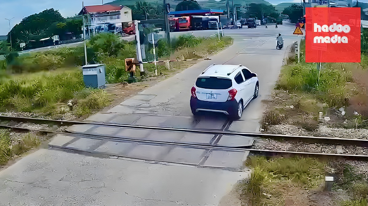 Ngày 8-7, một tài xế cũng lái ô tô vượt đường ngang có cảnh báo tự động tại Km1184+200, thuộc xã Tuy An Bắc - Ảnh cắt từ clip