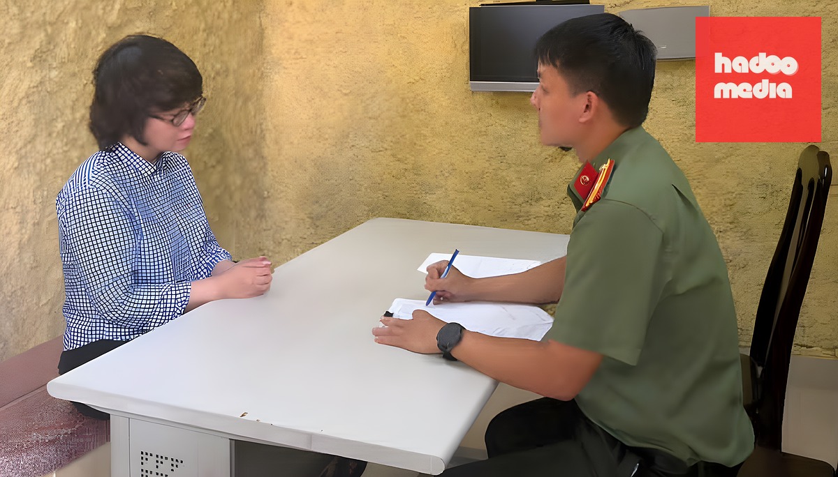 Công an lấy lời khai với bị can Nguyễn Thúy Hằng - Ảnh: Công an Hà Nội