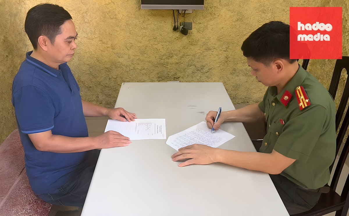 Công an làm việc với bị can Đào Bá Đoàn - Ảnh: Công an Hà Nội