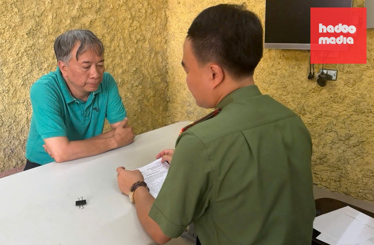Công an lấy lời khai với bị can Nguyễn Văn Yên - Ảnh: Công an cung cấp