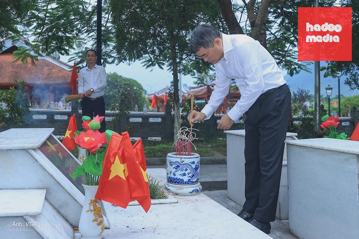 Thủ tướng Lê Minh Hưng dâng hương, dâng hoa tưởng nhớ các anh hùng liệt sĩ tại Nghĩa trang liệt sĩ quốc gia Vị Xuyên, chiều 15/7. Ảnh: Nhật Bắc/VGP
