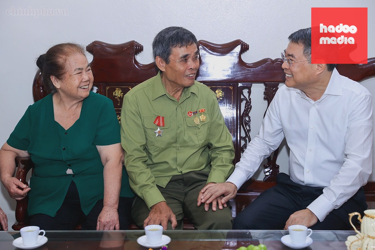 Thủ tướng Lê Minh Hưng thăm hỏi, tặng quà thương binh Vy Văn Nước, chiều 15/7. Ảnh: Nhật Bắc/VGP