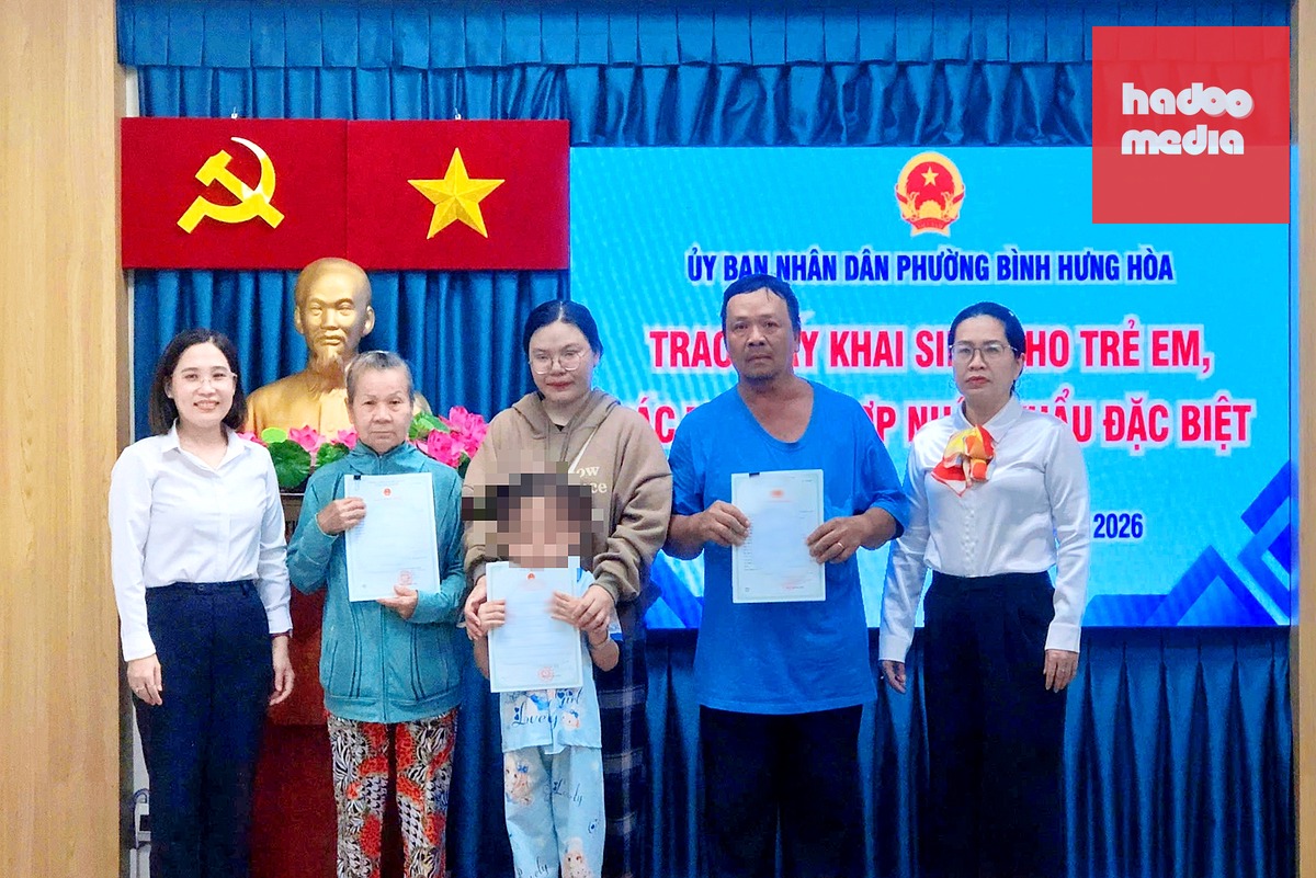 UBND phường Bình Hưng Hòa tổ chức trao giấy khai sinh cho trẻ em, các trường hợp nhân khẩu đặc biệt. Trong số đó có bà Lê Thị Hoa và ông Nguyễn Trần Văn - Ảnh: Phường Bình Hưng Hòa