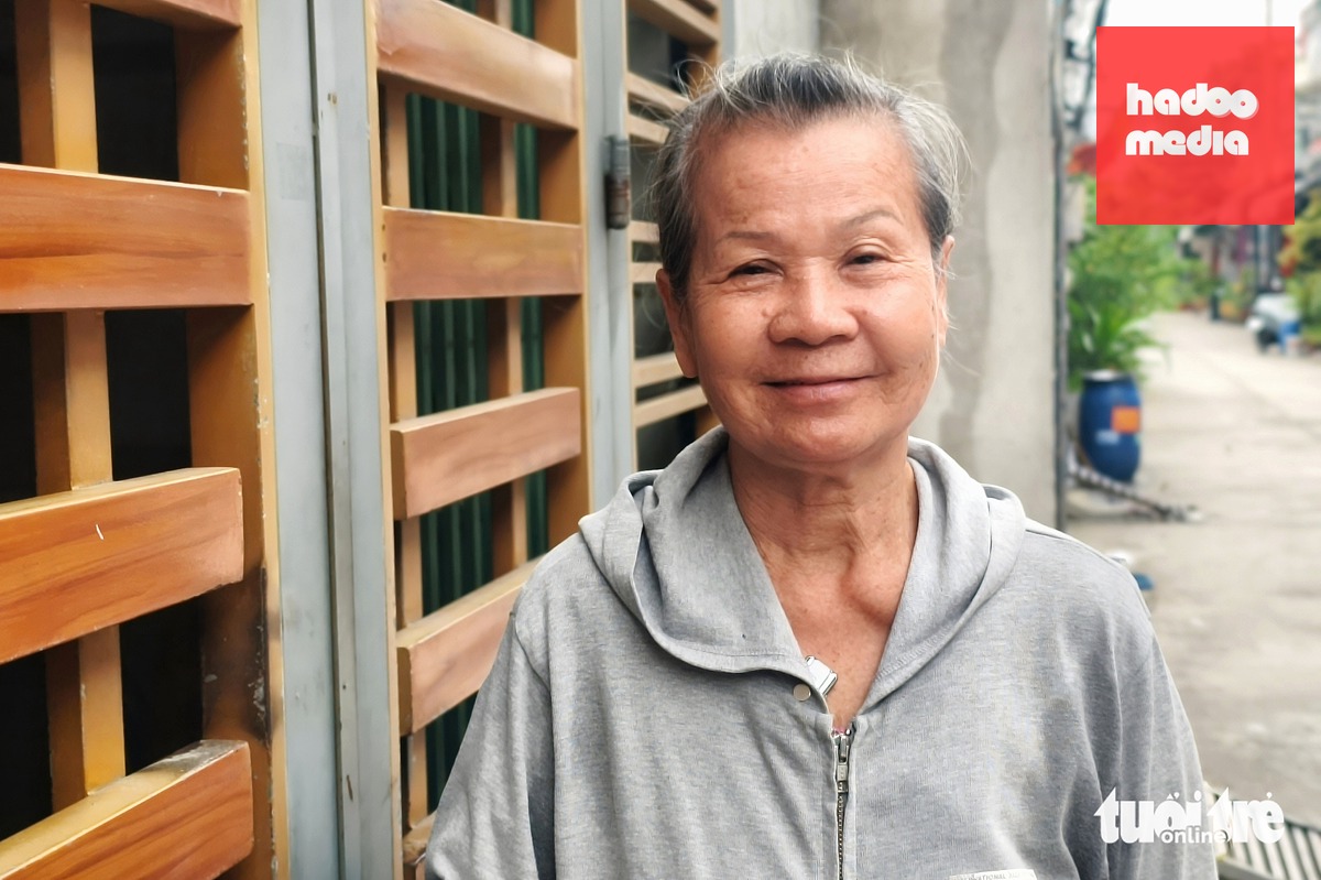 Bà Lê Thị Hoa cho biết bà rất vui khi có giấy khai sinh - giấy tờ tùy thân mà bà mong từ lâu - Ảnh: NGỌC KHẢI