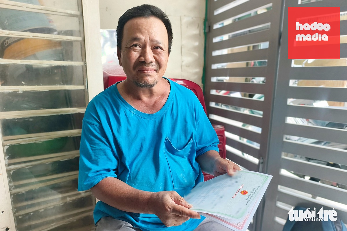 Ông Nguyễn Trần Văn bày tỏ niềm vui với giấy khai sinh mà ông mới được UBND phường Bình Hưng Hòa cấp - Ảnh: NGỌC KHẢI