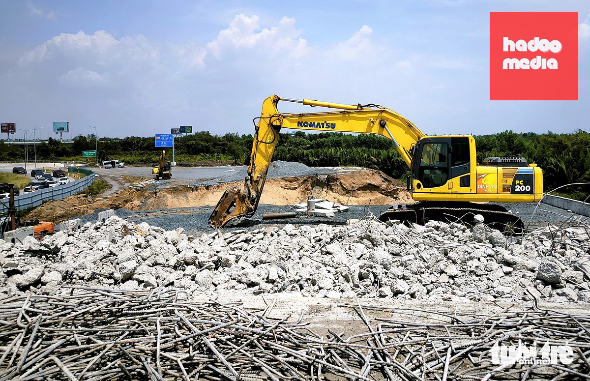 UBND TP.HCM chỉ đạo nghiên cứu tái chế chất thải, rác thải xây dựng để phục vụ san lấp, đồng thời hoàn thiện quy trình quản lý bùn nạo vét và chất thải phát sinh từ các công trình - Ảnh: CHÂU TUẤN