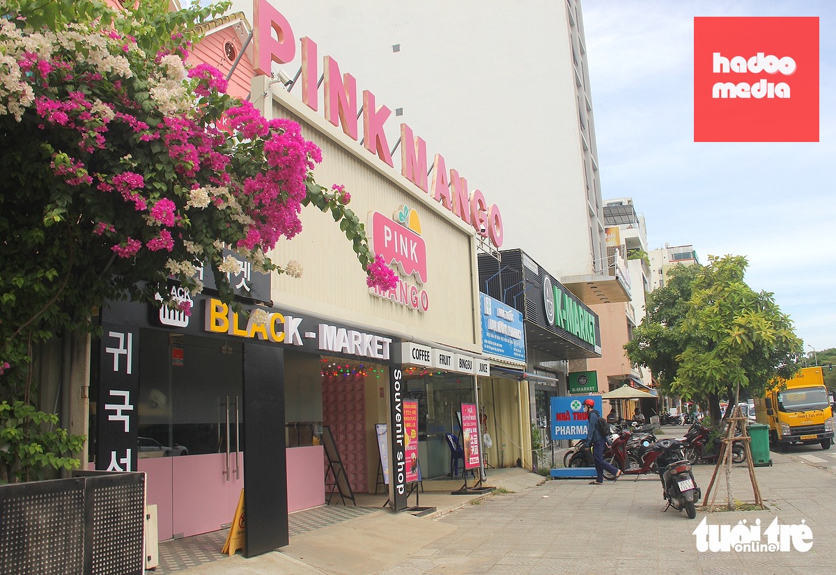 Một cửa hàng "trắng" tiếng Việt trên biển hiệu ở đường Võ Nguyên Giáp, Đà Nẵng - Ảnh: TRƯỜNG TRUNG