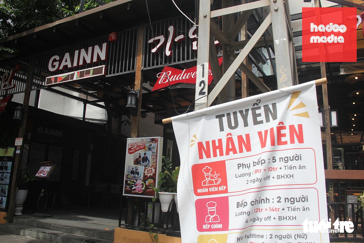 Nhiều cửa hàng ở phố Tây biển hiệu và bảng quảng cáo thương hiệu không có tiếng Việt. Chỉ có nội dung tuyển nhân viên là hoàn toàn bằng tiếng Việt - Ảnh: TRƯỜNG TRUNG