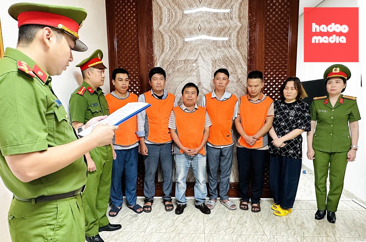 Công an thi hành lệnh bắt tạm giam các bị can liên quan đến vụ án - Ảnh: Công an tỉnh Thanh Hóa cung cấp