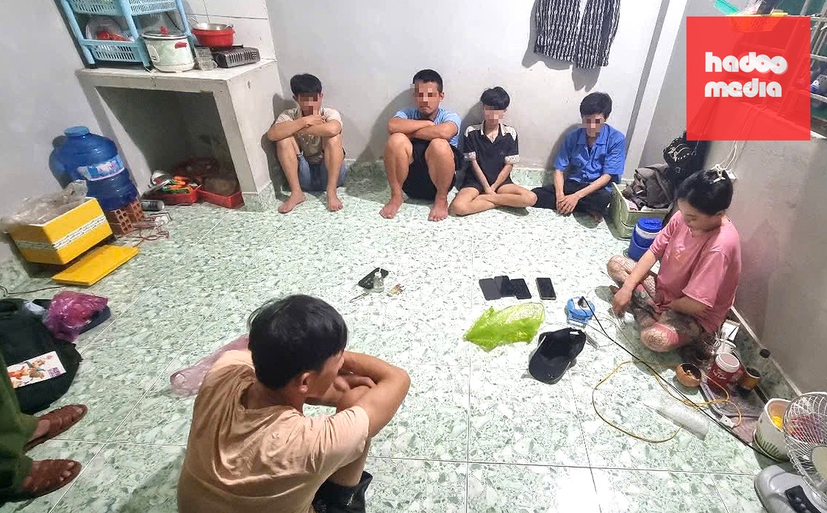 Công an bắt quả tang một nhóm người đang sử dụng ma túy trong phòng trọ tại phường Tân Ninh - Ảnh: PC04 Tây Ninh