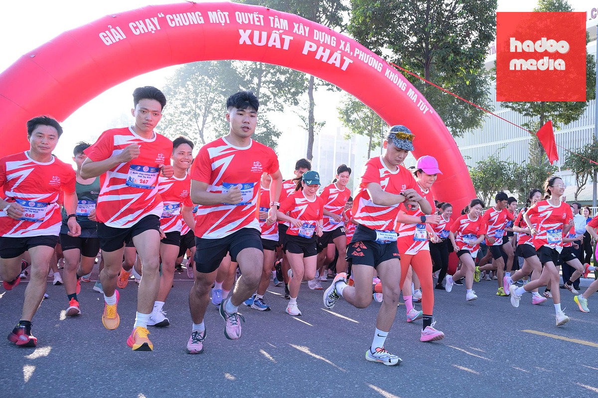 Hơn 2.000 người tham gia giải chạy "Chung một quyết tâm xây dựng xã, phường không ma túy" tại phường Long An - Ảnh: SƠN LÂM
