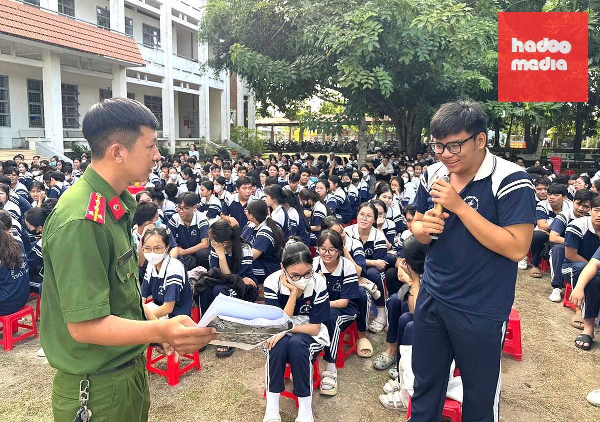 Công an xã Thủ Thừa phổ biến kiến thức pháp luật phòng, chống ma túy đến học sinh - Ảnh: PC04 Tây Ninh