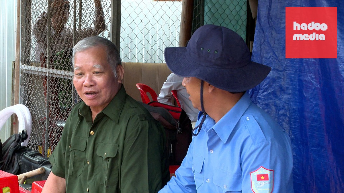 Nhân chứng Nguyễn Quật Khởi kể lại vị trí khu vực nghi ngờ có 2 hố chôn liệt sĩ - Ảnh: CTV