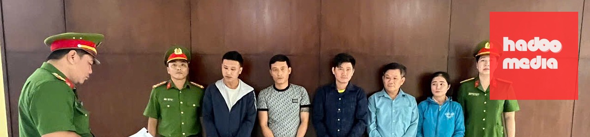 Các bị can trong đường dây sản xuất, buôn bán phụ gia thực phẩm giả - Ảnh: Công an TP.HCM