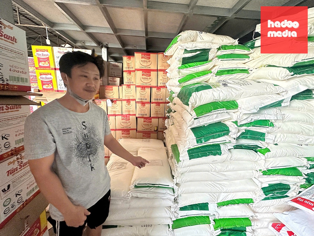Các sản phẩm phụ gia thực phẩm giả nhãn hiệu bị phát hiện  - Ảnh: Công an TP.HCM