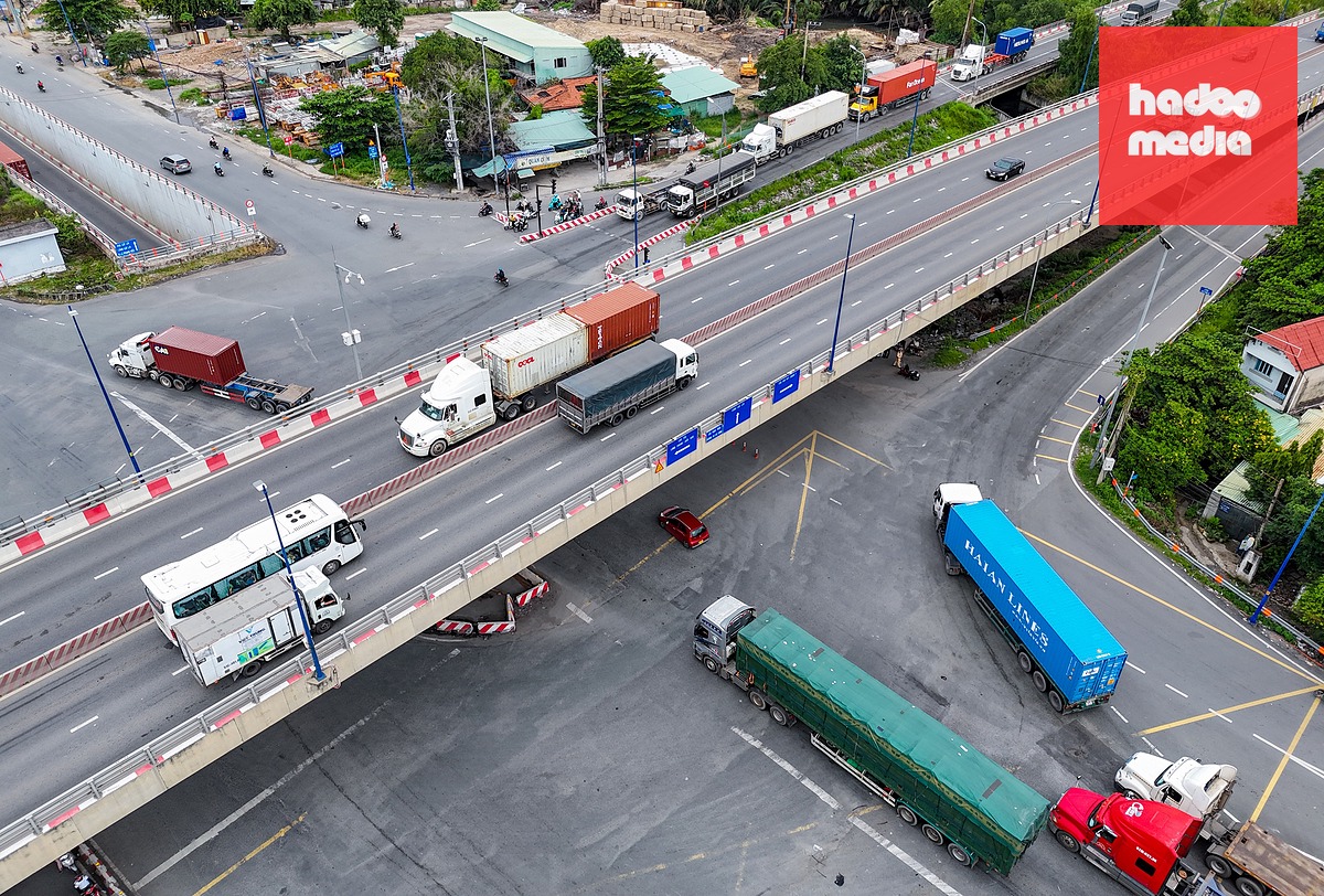 Cầu vượt thép ở vòng xoay Mỹ Thủy (TP.HCM) đang được nâng cấp thêm - Ảnh: CHÂU TUẤN