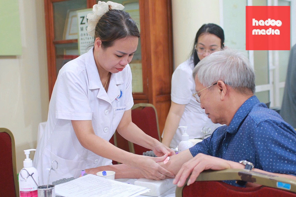 Thăm khám sức khỏe cho người có công tại Bệnh viện Đa khoa Đống Đa ngày 16-7 - Ảnh: BVCC