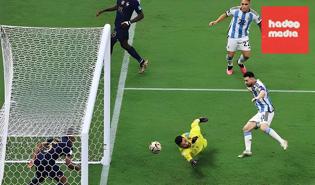 Messi ghi bàn trước Pháp ở World Cup 2022. (Ảnh: The Athletic)