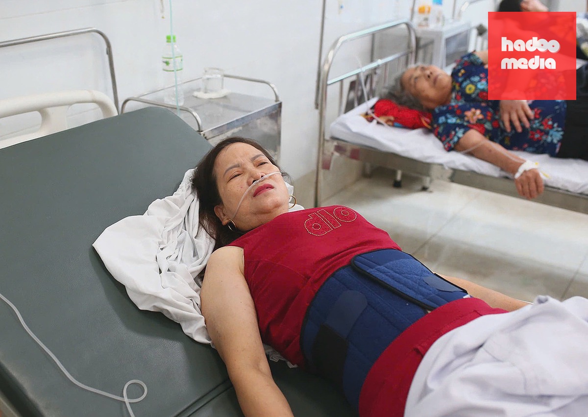 Bà Huyền tại Bệnh viện Đa khoa Thường Tín. Ảnh: Việt An