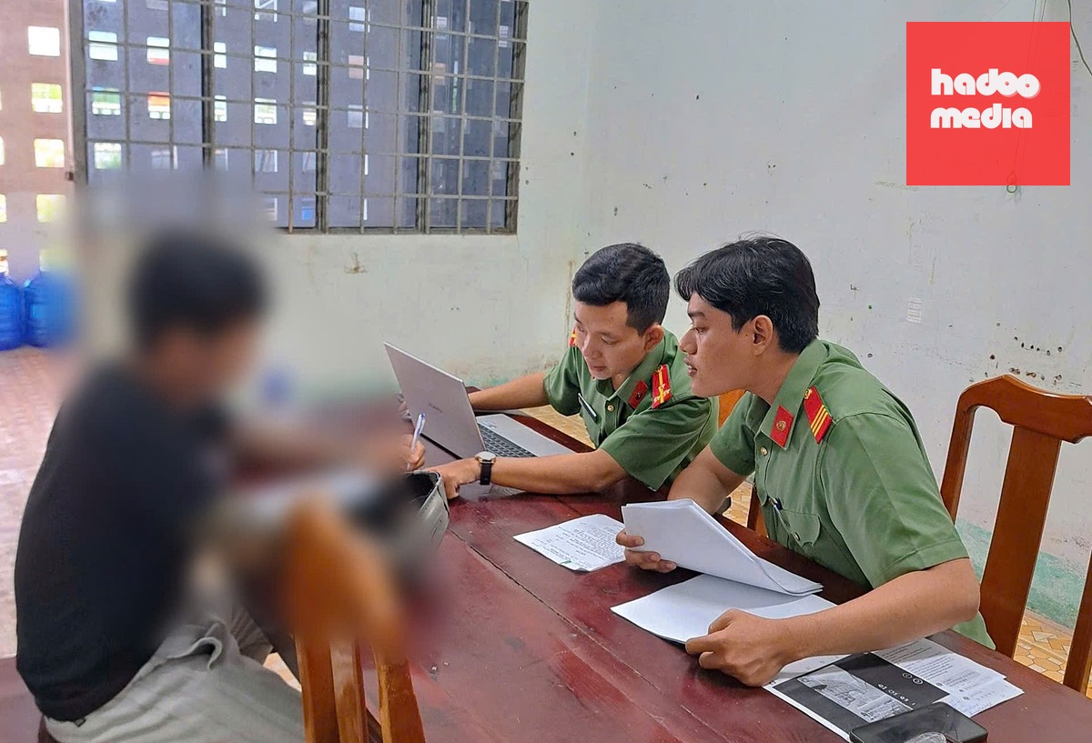 Công an xã Tiên Thủy làm việc với một chủ tài khoản Facebook - Ảnh: CACC
