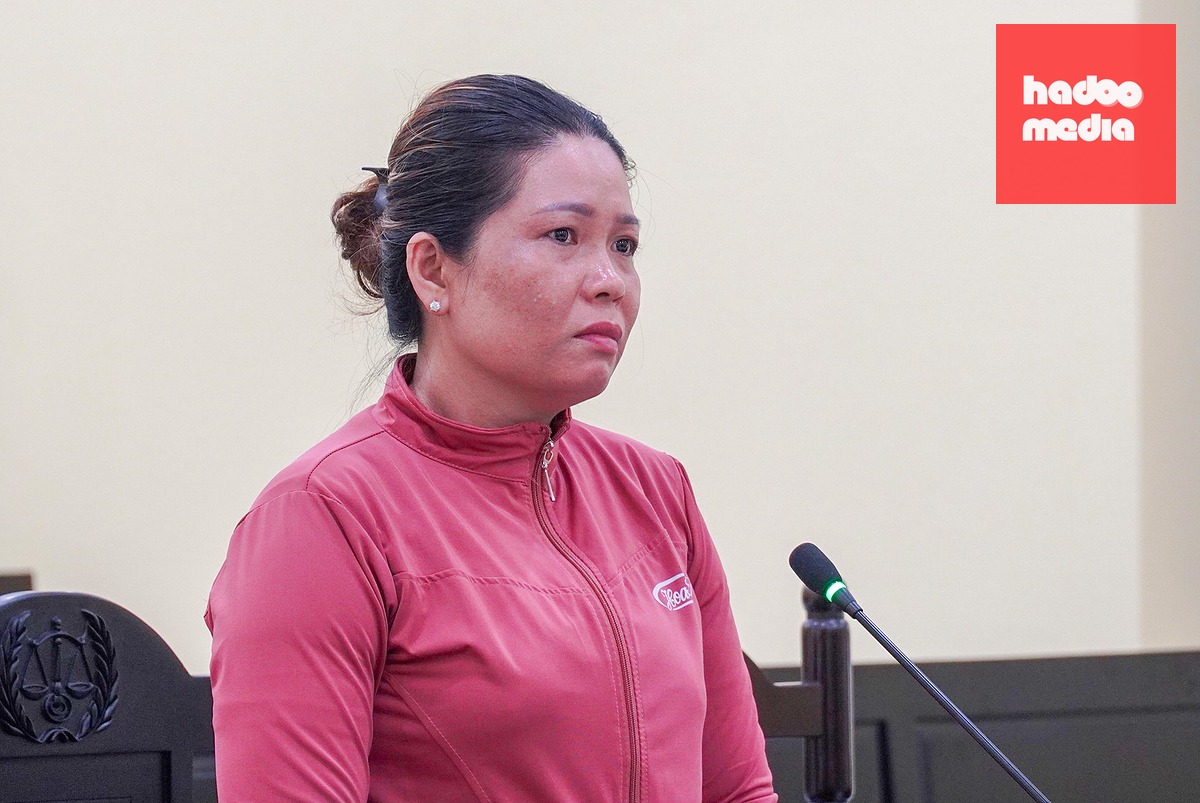 Chị Nhị khóc trước tòa vì cho rằng nếu mình đi tù thì con cái dang dở chuyện học hành - Ảnh: THANH HUYỀN