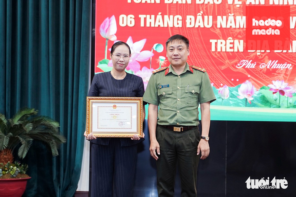 Bà Nguyễn Thị Như Ý - Phó bí thư Đảng ủy, Chủ tịch UBND phường Phú Nhuận - đại diện nhận bằng khen của UBND TP.HCM - Ảnh: HỮU DUY