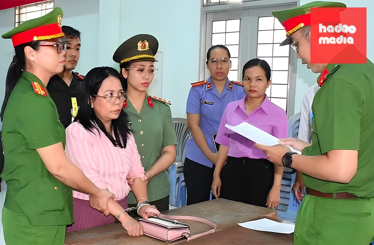 Cơ quan chức năng thực hiện lệnh bắt bà Cao Thị Ngọc Mai. Ảnh: Công an Vĩnh Long