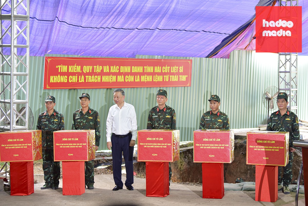 Tổng Bí thư, Chủ tịch nước Tô Lâm động viên, tặng quà các lực lượng đang thực hiện nhiệm vụ tại công viên Lê Thị Riêng - Ảnh: TRÍ ĐỨC