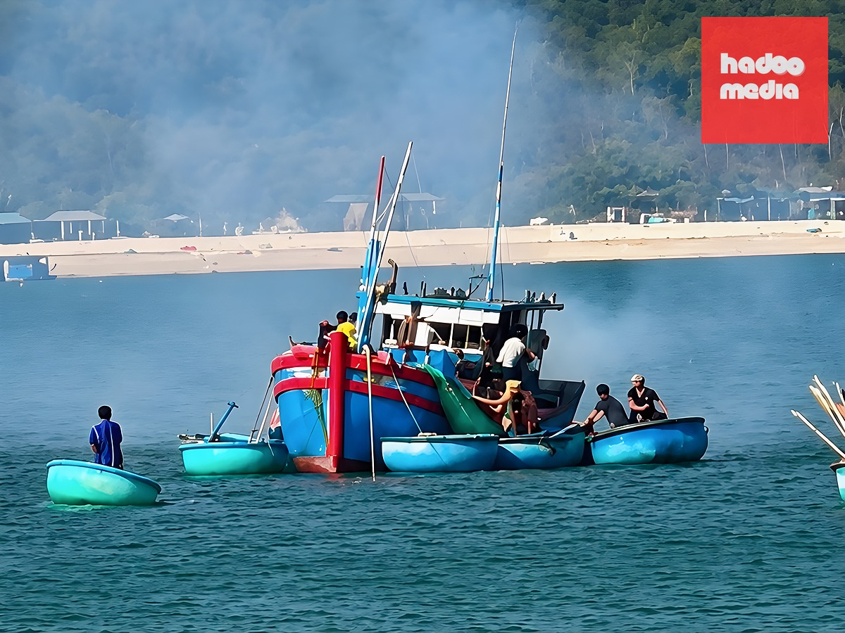 Người dân bơi thuyền thúng lại hỗ trợ dập đám cháy trên tàu cá - Ảnh: Người dân cung cấp