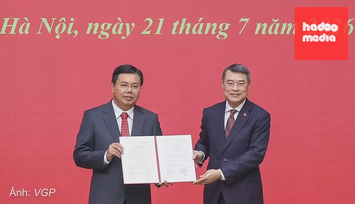 Thủ tướng Lê Minh Hưng trao quyết định giao quyền Bộ trưởng Nội vụ cho ông Nguyễn Tiến Hải, chiều 21/7. Ảnh: VGP