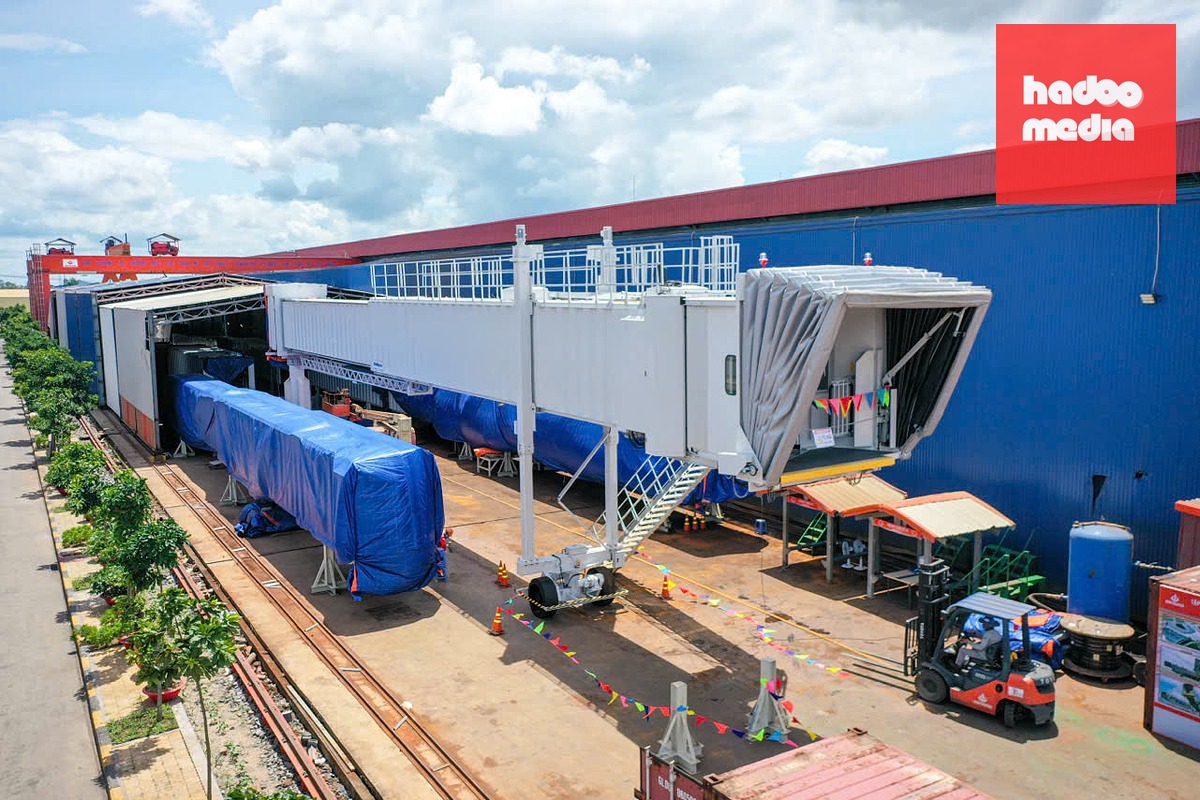 Cầu ống lồng máy bay do Tập đoàn Đại Dũng chế tạo được nghiệm thu tại nhà máy, trước khi bàn giao cho Cảng hàng không quốc tế Long Thành - Ảnh: Đ.D.
