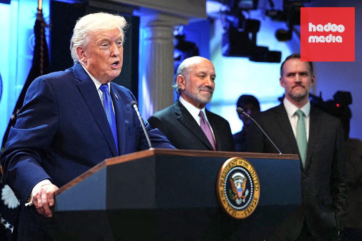 Tổng thống Mỹ Donald Trump và Đại diện thương mại Mỹ Jamieson Greer (bìa phải) trong cuộc họp báo tại Nhà Trắng ngày 20-2-2026 - Ảnh: AFP