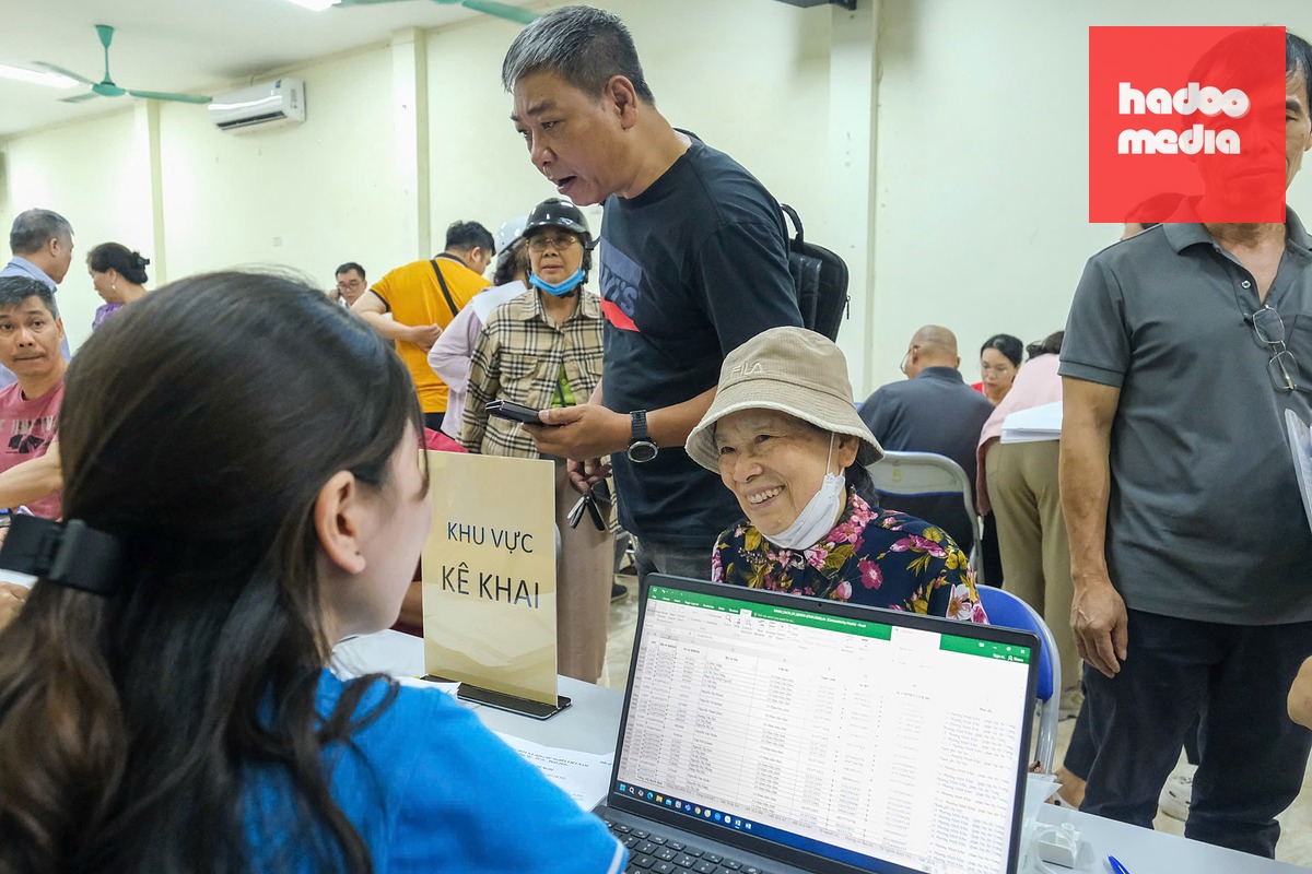 Người dân làm thủ tục ủy quyền lương hưu tại Hà Nội - Ảnh: HÀ QUÂN