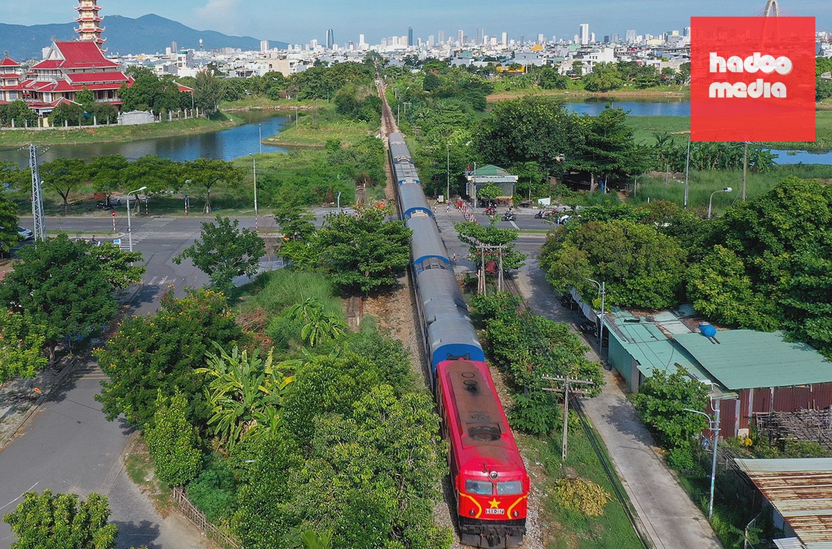 Tàu khách chạy tại Đà Nẵng. Ảnh: Nguyễn Đông