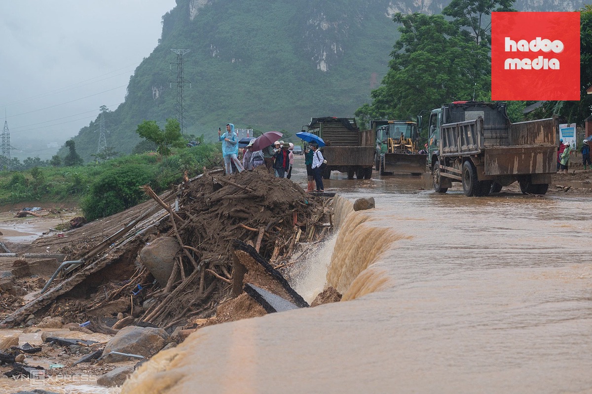 Lũ tràn qua quốc lộ tại thung lũng Mường Than, Lai Châu, ngày 20/7. Ảnh: Thế Bằng
