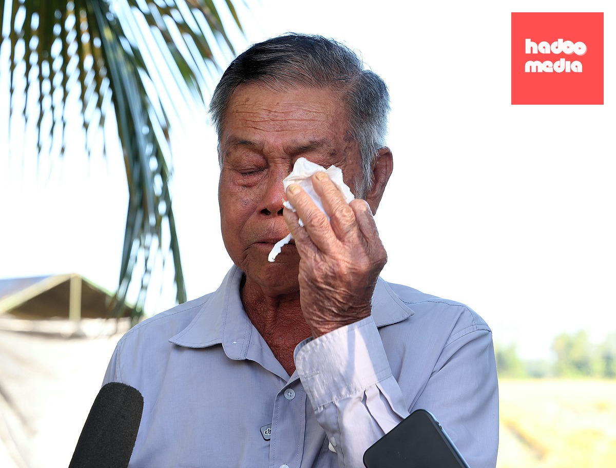 Ông Trần Văn Quận (sinh năm 1950, ngụ xã Tân Hòa, thành phố Cần Thơ) xúc động khi lực lượng chức năng tìm thấy hài cốt đồng đội - Ảnh: AN MINH