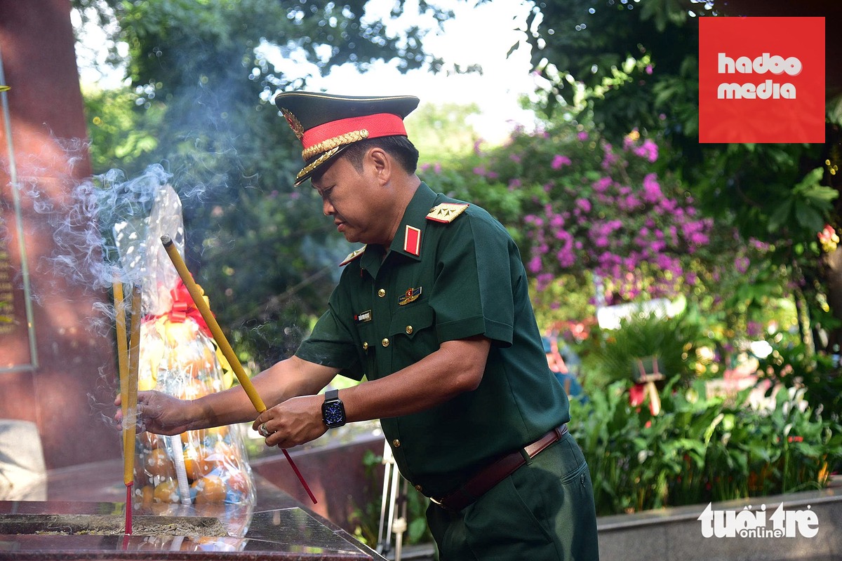 Chính ủy Quân khu 7, Trung tướng Trần Vinh Ngọc bày tỏ sự xúc động khi dâng hương tại công viên Lê Thị Riêng sáng 22-7 - Ảnh: TRÍ ĐỨC