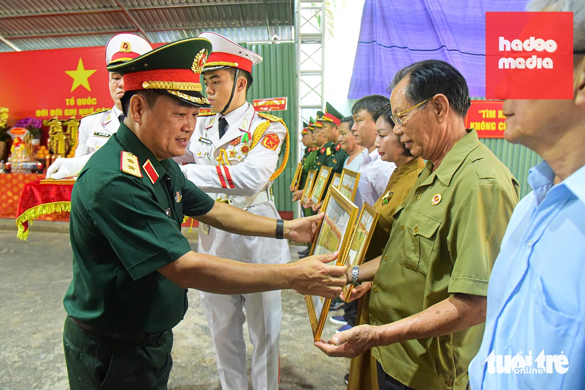 Bác sĩ Trần Văn Bản, người hỗ trợ rất nhiều cho việc tìm kiếm, quy tập hài cốt liệt sĩ tại công viên Lê Thị Riêng, nhận bằng khen của Quân khu 7 - Ảnh: LÊ PHAN