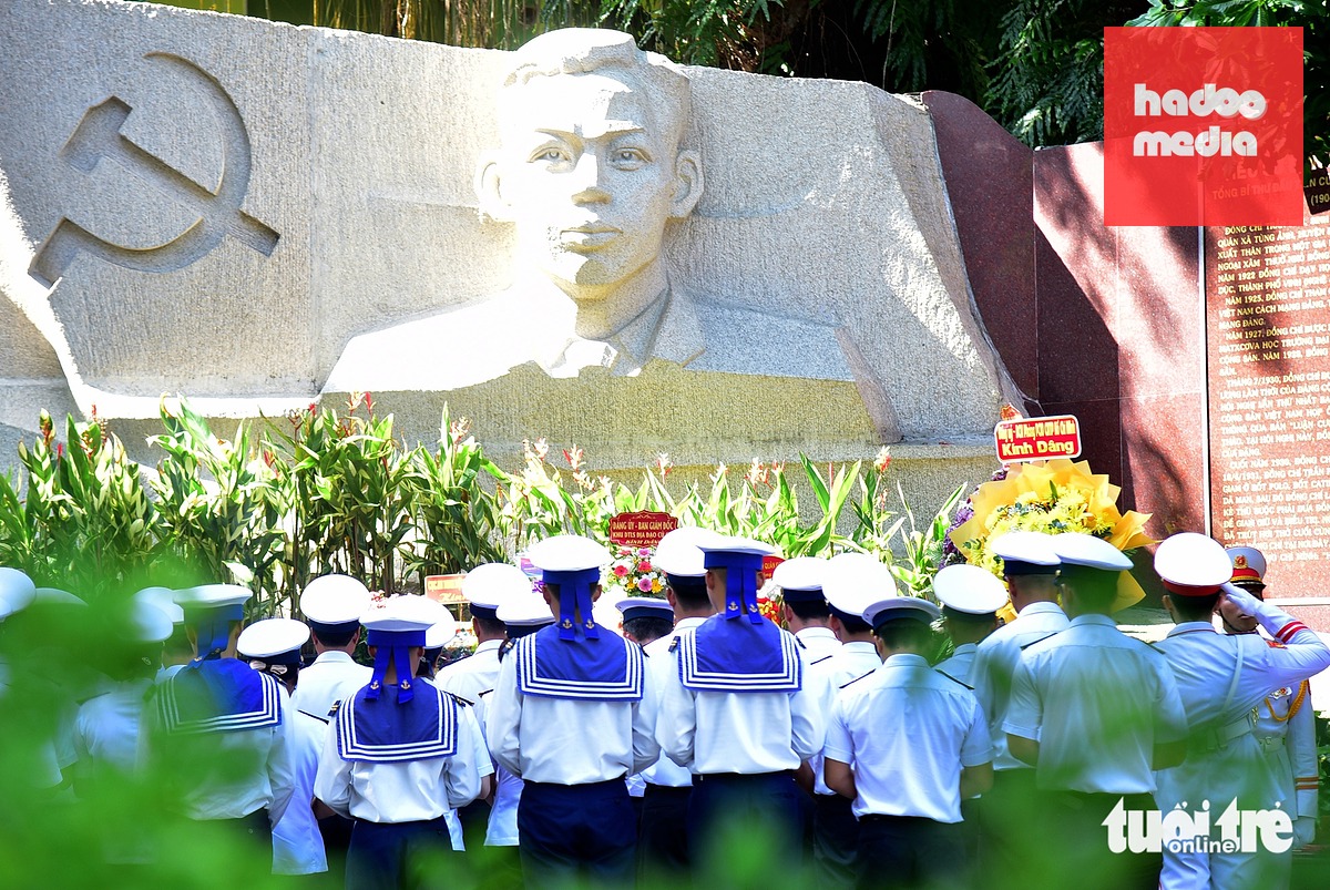 Cán bộ, chiến sĩ Bộ Tư lệnh Vùng 2 Hải quân dâng hương tại tượng đài cố Tổng Bí thư Trần Phú - Ảnh: LÊ PHAN