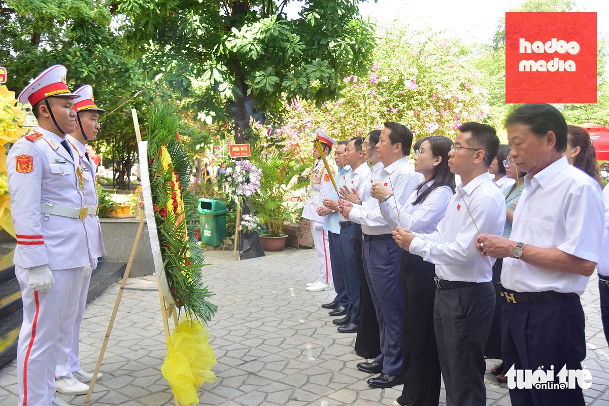Đoàn Ủy ban Dân nguyện và Giám sát của Quốc hội dâng hoa, dâng hương sáng 22-7 - Ảnh: TRÍ ĐỨC