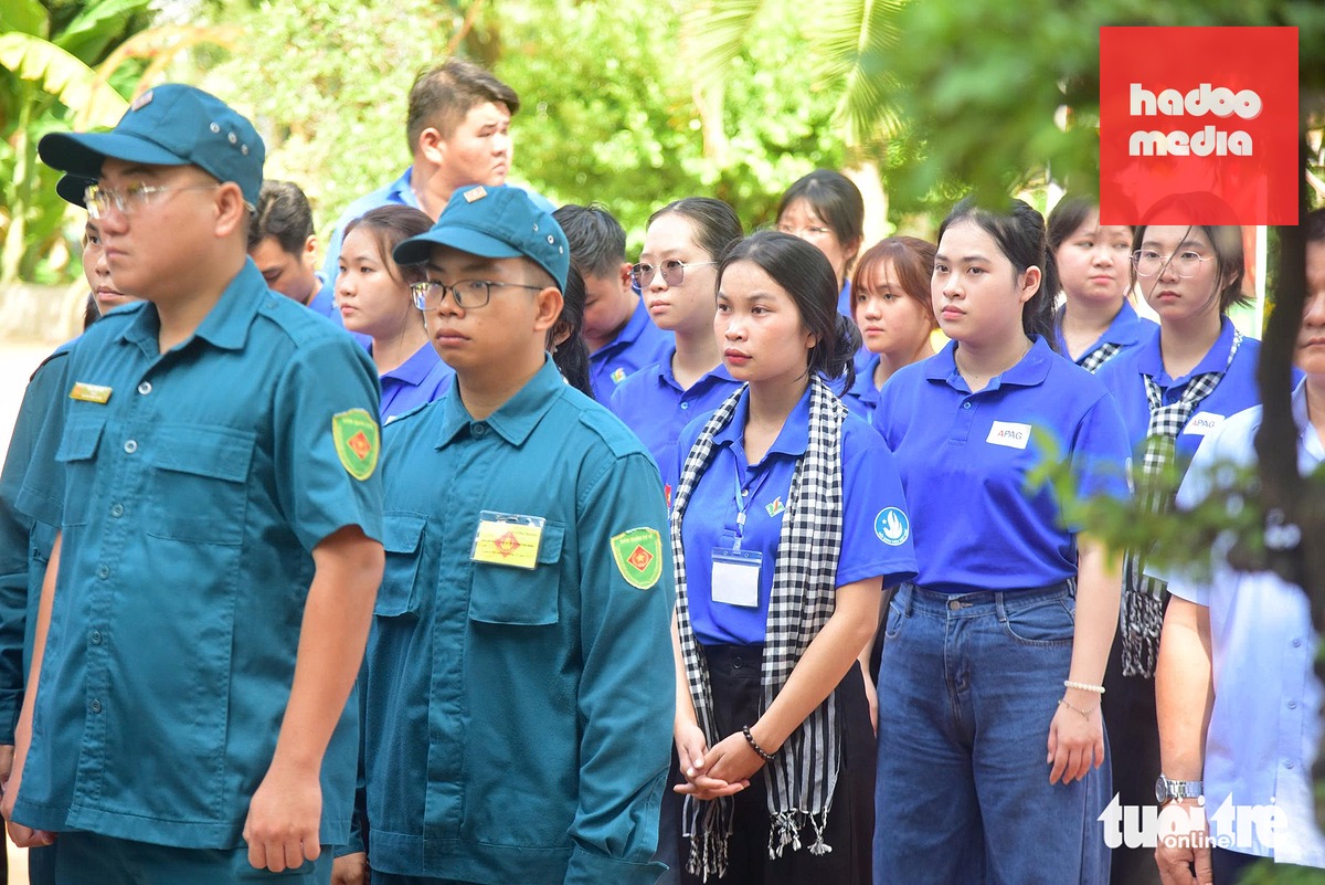 Sinh viên Phân hiệu Học viện Hành chính và Quản trị công tại TP.HCM đến viếng sáng 22-7 - Ảnh: TRÍ ĐỨC