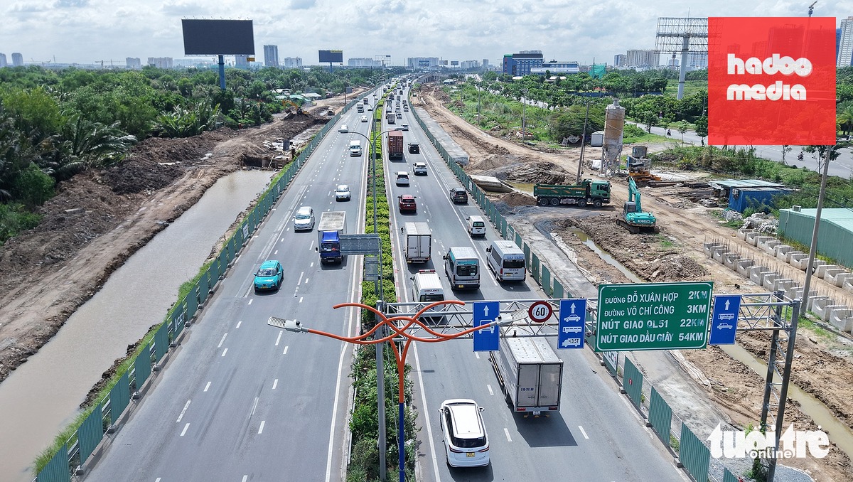 Phần đường dẫn kết nối từ nút giao An Phú đến nút giao vành đai 2 (điểm đầu dự án mở rộng cao tốc TP.HCM - Long Thành) đang trong quá trình triển khai để đồng bộ hạ tầng phần cửa ngõ phía đông TP.HCM - Ảnh: THUẬN VĂN